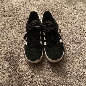 Adidas kids gazelle tennis shoes. Fits size 5.5/6